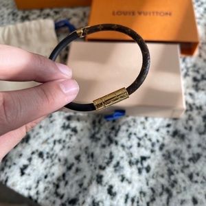 DAILY CONFIDENTIAL BRACELET